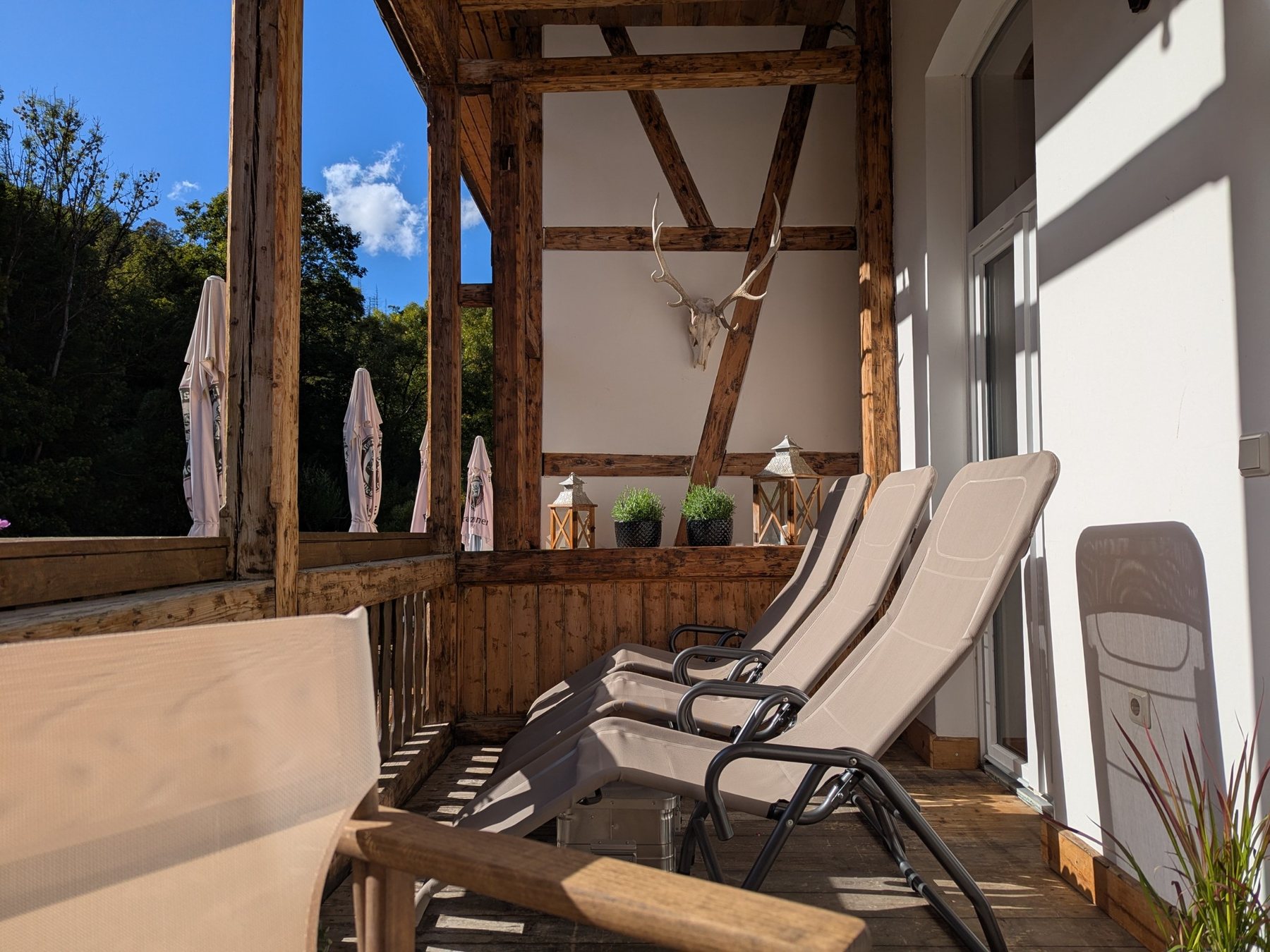 Liegen auf dem Frischluftbalkon des Bodetaler Spa