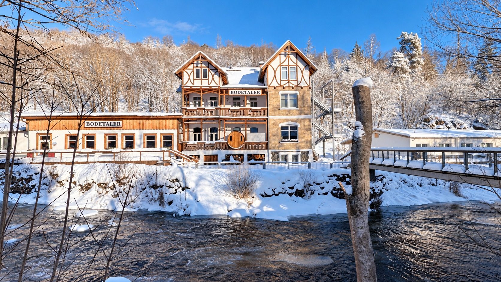 Bodetaler Basecamp Lodge im Winter an der Bode