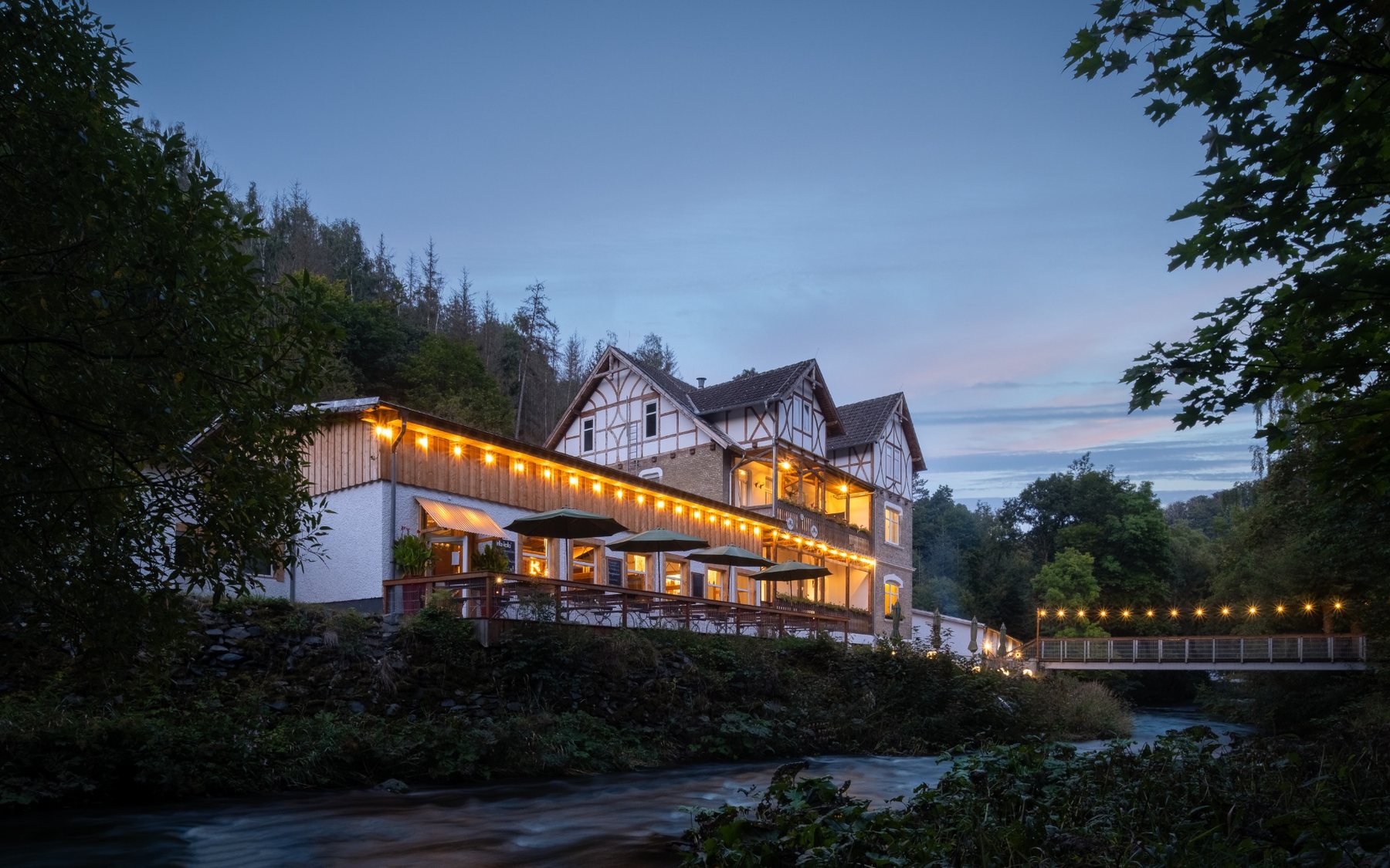 Bodetaler Basecamp Lodge am Abend mit beleuchteter Terrasse