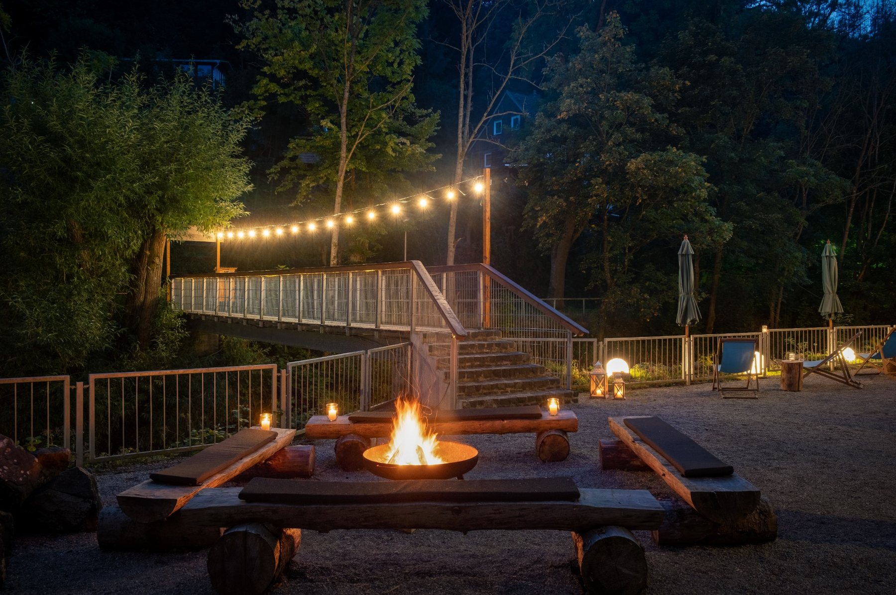 Feuerschale und beleuchtete Brücke am Bodetaler