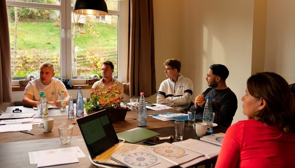 Kleine Gruppe bei einem Meeting im Bodetaler
