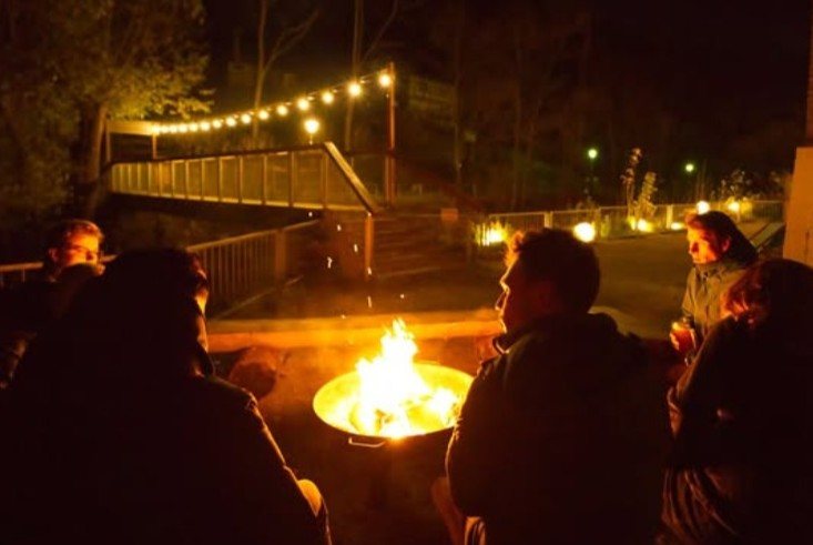 Gemeinsamer Abend einer Gruppe an der Feuerschale im Bodetaler