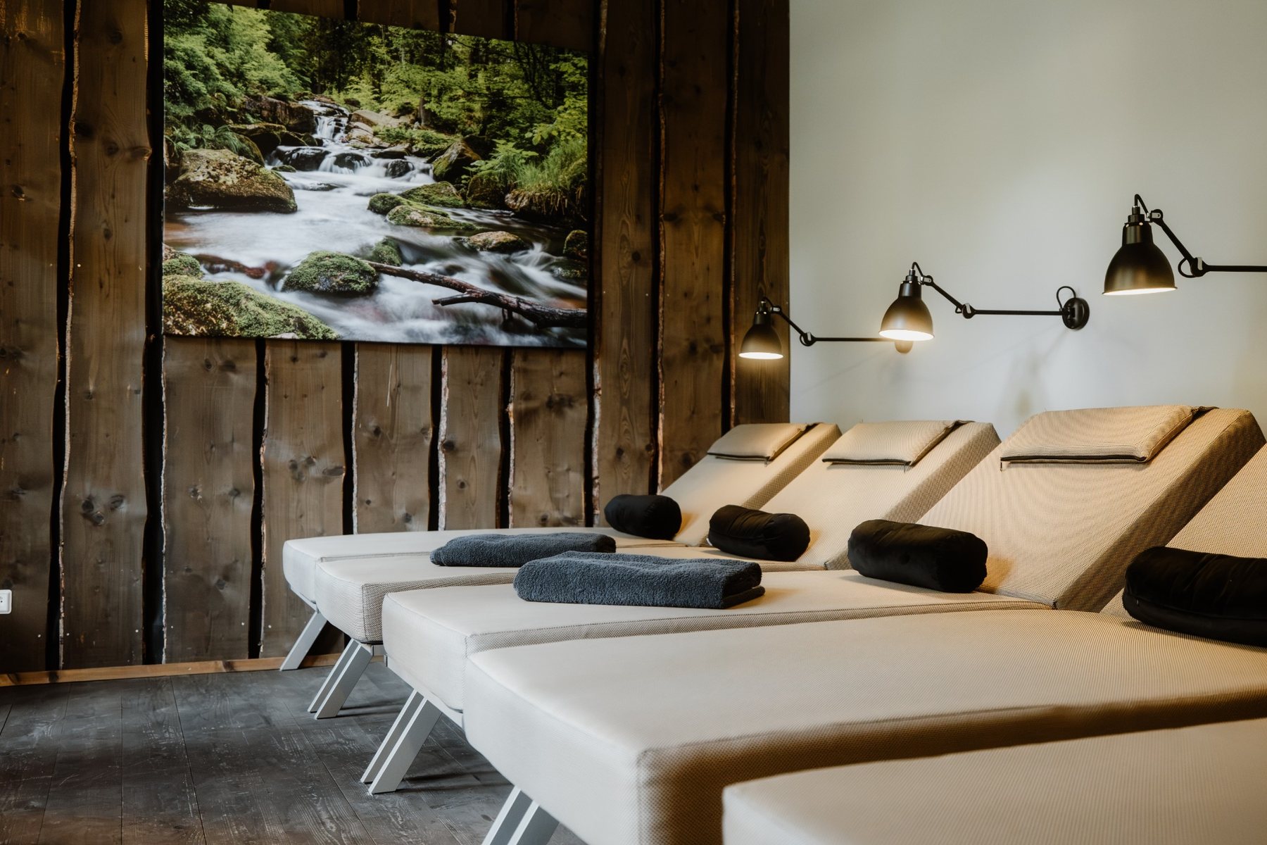 Ruhebereich im Bodetaler Spa mit bequemen Liegen