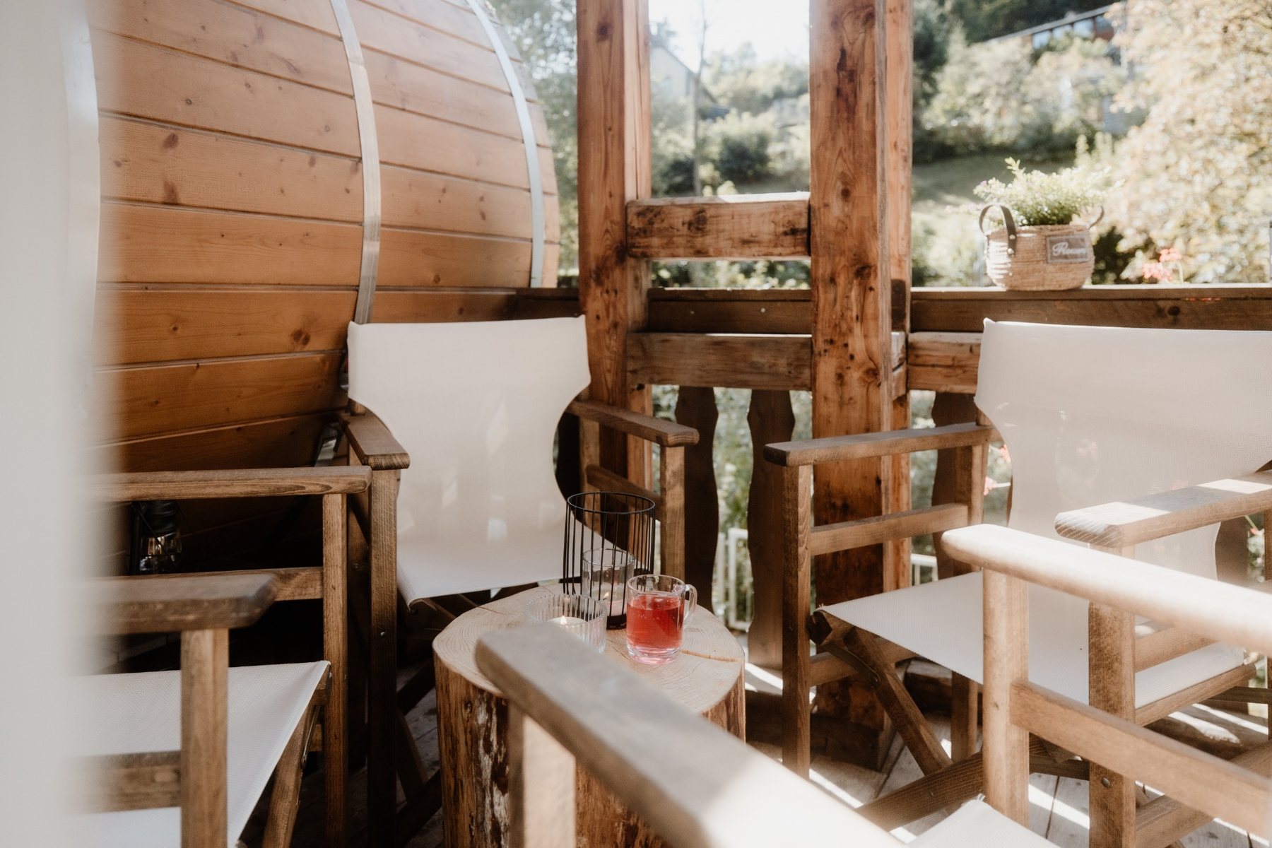 Frischluftbereich am Spa mit Sitzplätzen