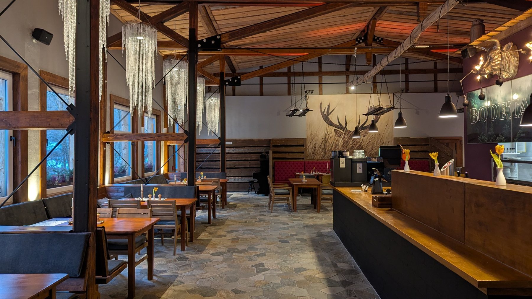 Bodetaler Wirtshaus mit Gastraum und Theke