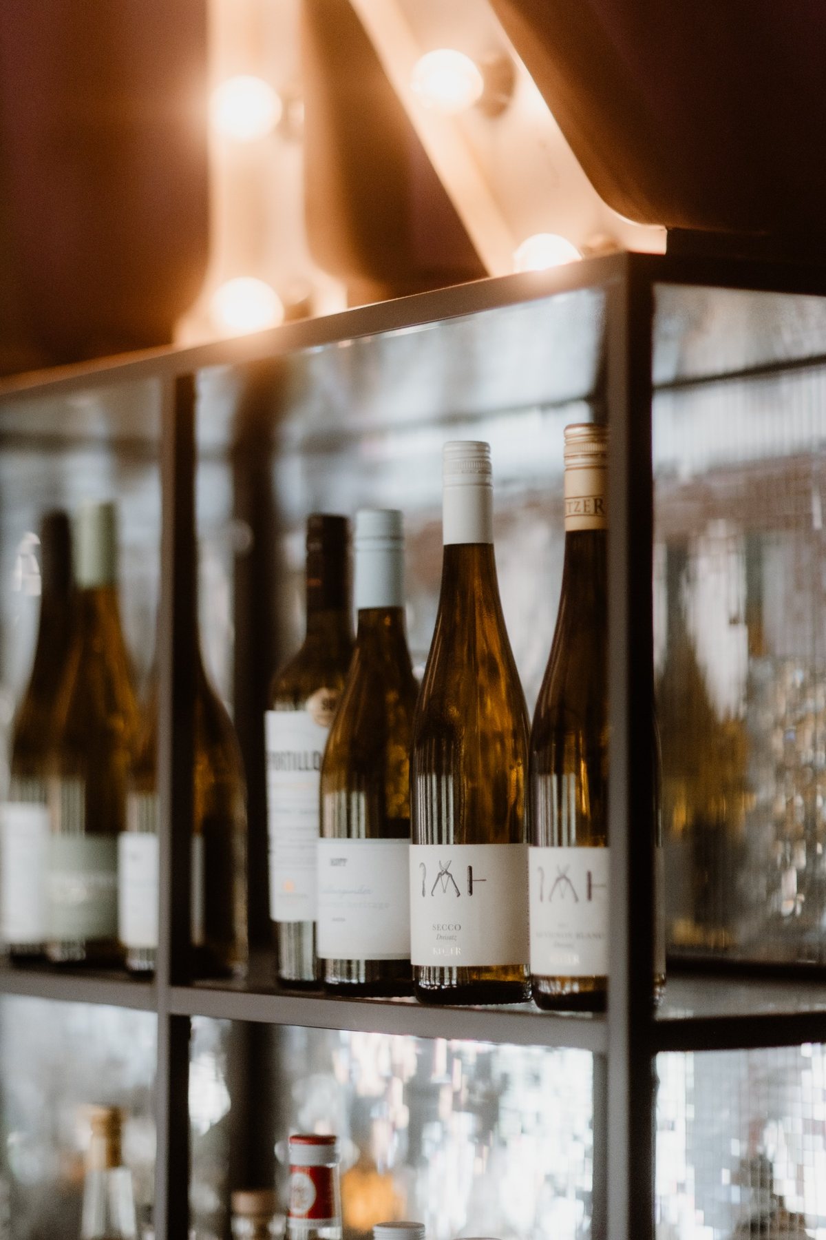 Weinauswahl an der Bar im Bodetaler Wirtshaus