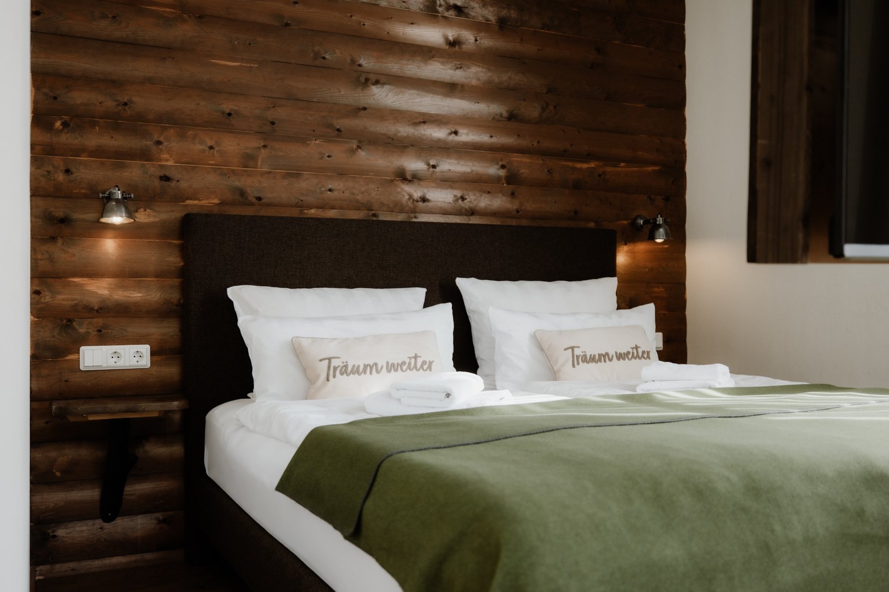 Doppelbett im Bodetaler Basecamp Lodge