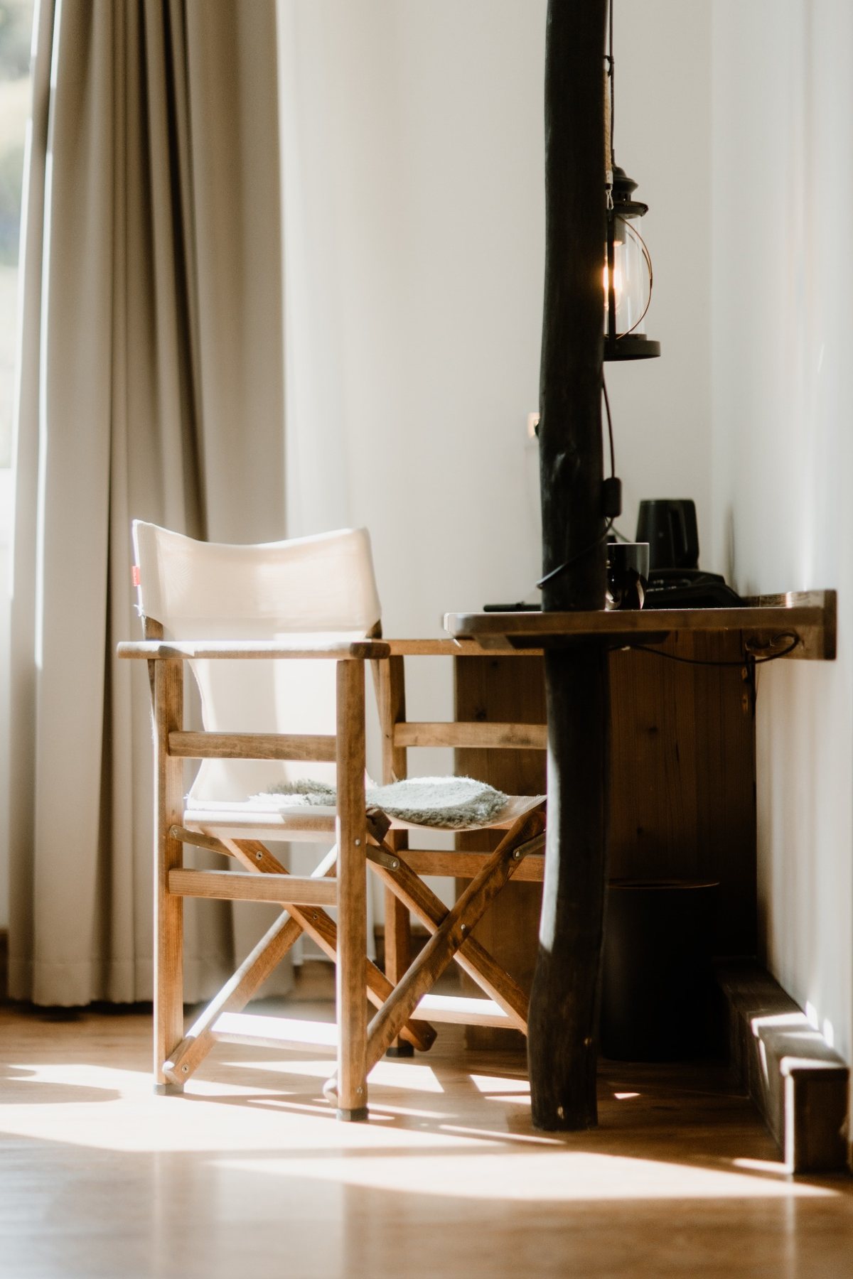 Schreibtisch und Sitzplatz im Bodetaler Zimmer