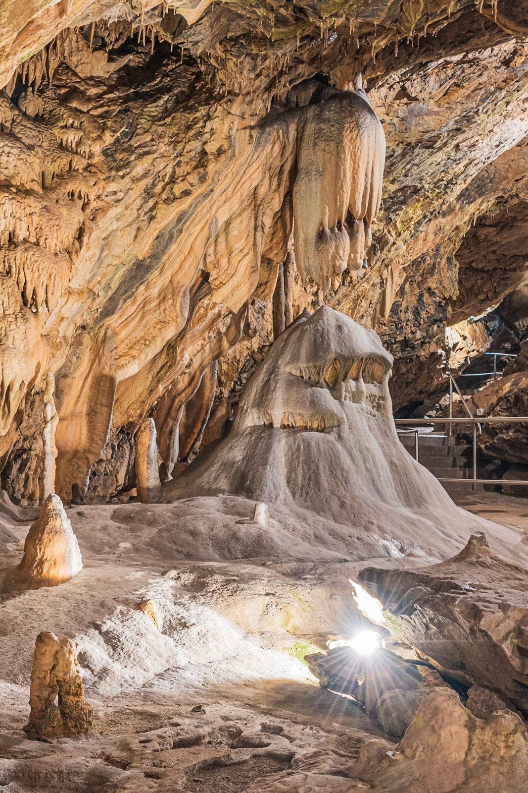 Tropfsteinkulisse in der Hermannshöhle in Rübeland